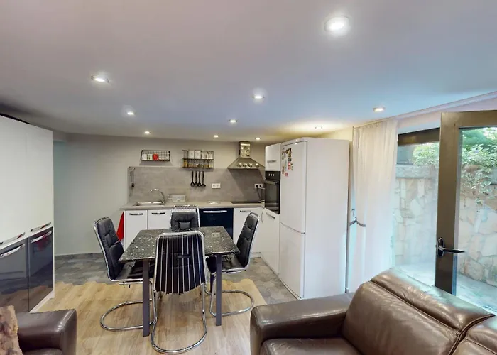 Cozy 1br Flat Next To Ndk With Private Patio