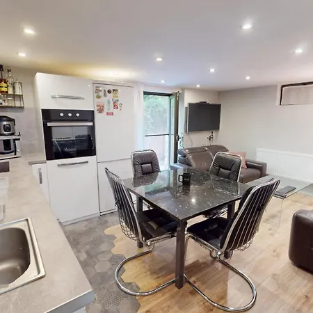 Daire Cozy 1br Flat Next To Ndk With Private Patio Sofya