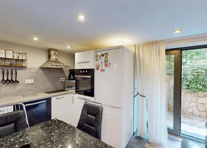 Cozy 1br Flat Next To Ndk With Private Patio *