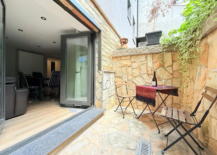 Cozy 1br Flat Next To Ndk With Private Patio 索菲亞